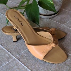 Nude slipper kitten heels with knot
